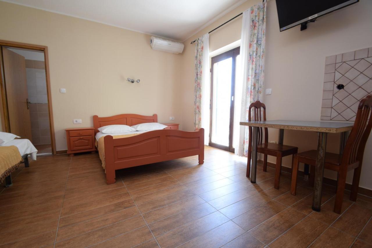 Apartments Nina Starigrad Paklenica Luaran gambar