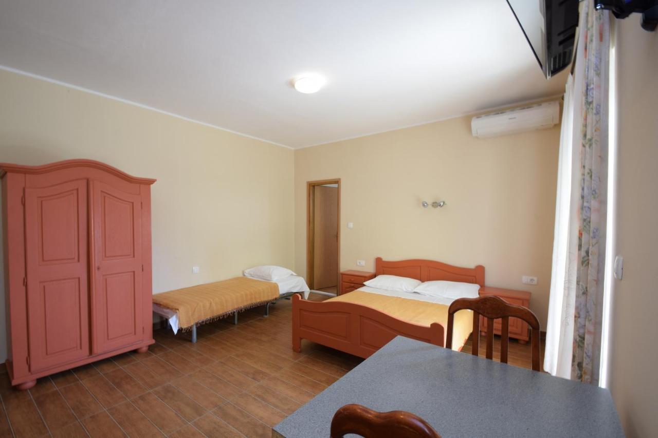 Apartments Nina Starigrad Paklenica Luaran gambar